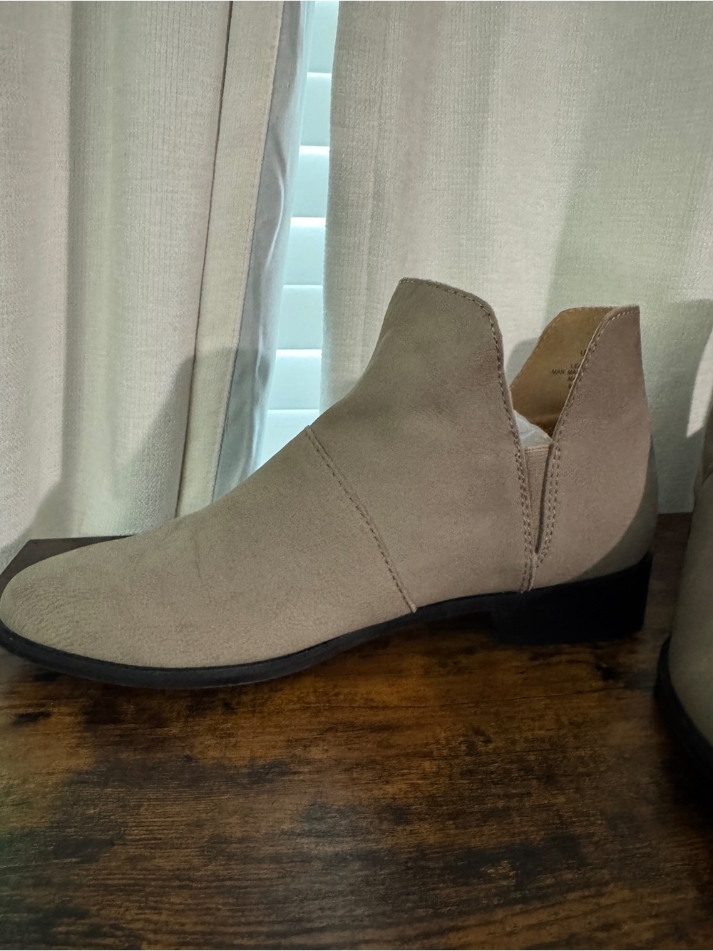 Lucky Brand Women's 8 Paramo Leather Taupe/Gray V-Cut Leather Suede Ankle Bootie - Picture 3 of 12